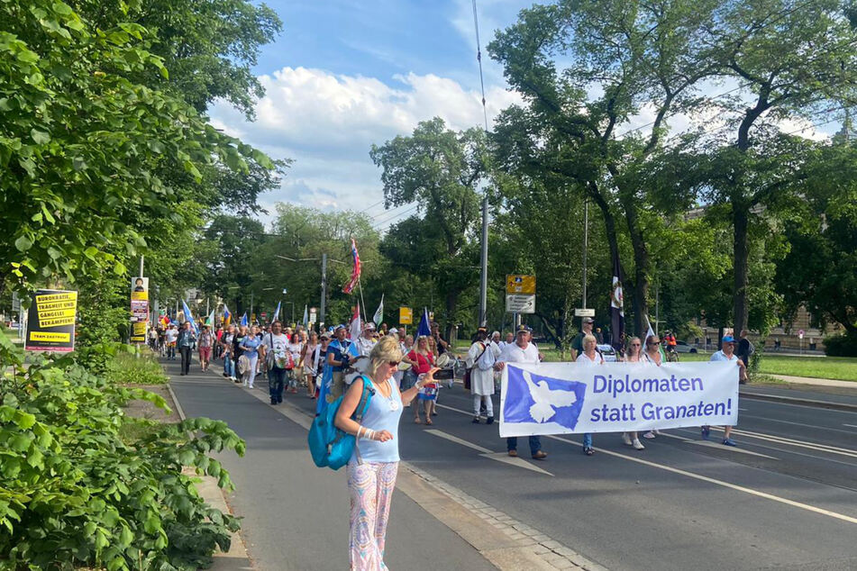 Die Querdenken-Demo zog es über die Albertbrücke in die Neustadt und wieder zurück in die Innenstadt.