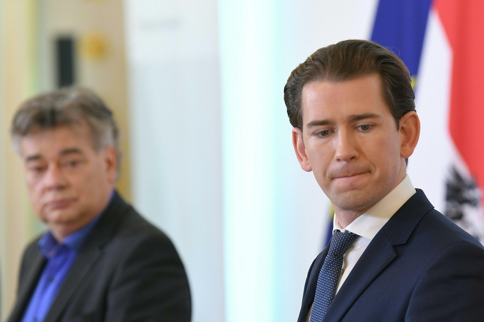 Sebastian Kurz (ÖVP,r), Bundeskanzler von Österreich, und Werner Kogler (Die Grünen), Vizekanzler von Österreich, nehmen an einer Pressekonferenz teil.