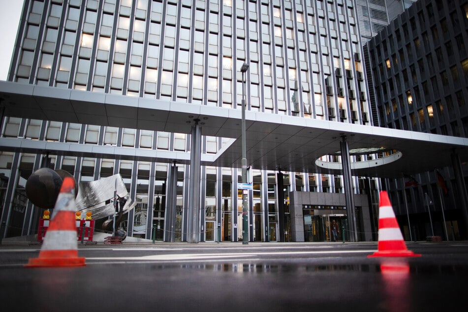 Kran stößt an Fassade von Innenministerium in Düsseldorf, dann kracht es