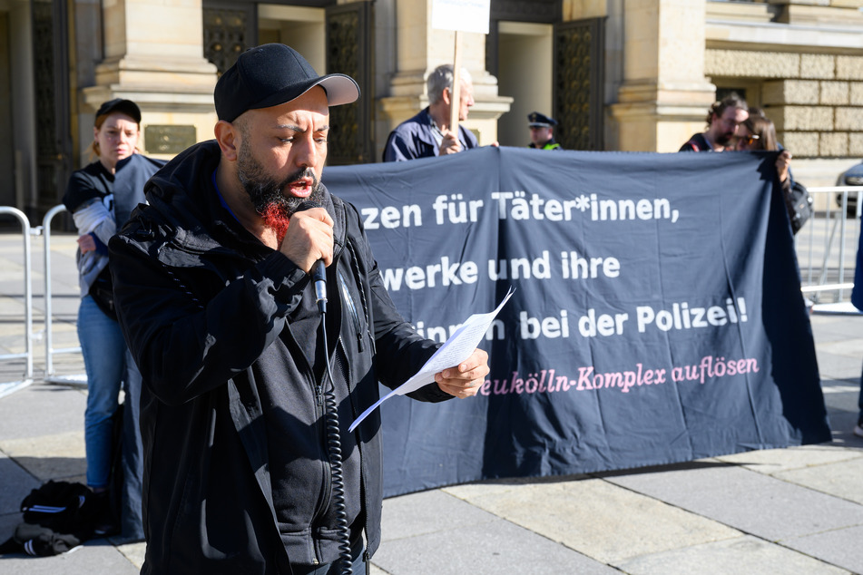 Ferat Kocak (44, Die Linke) spricht bei einer Demonstration anlässlich der Sitzung des Untersuchungsausschusses "Neukölln" vor dem Berliner Abgeordnetenhaus.