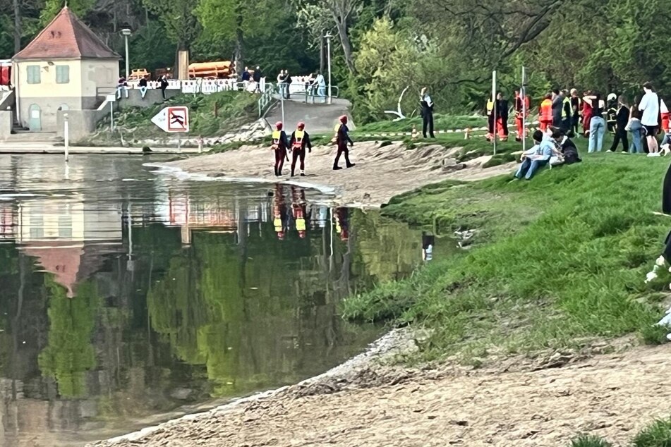 Auf der Ziegelwiese am Saaleufer sammelten sich die Einsatzkräfte.
