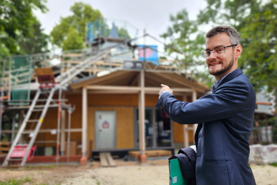 Bürgermeister Robert Volkmann (36) freut sich über den Baufortschritt am Hippodrom in Limbach-Oberfrohna.