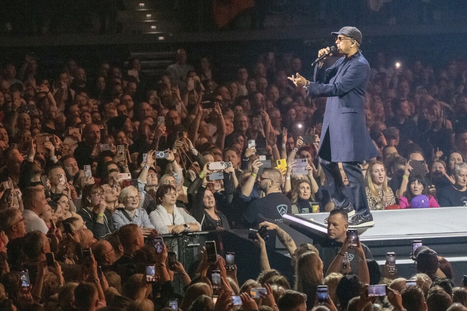 Der Sänger war fast schon inkognito gekommen. Sonnenbrille und Mantel behielt er das gesamte Konzert über an.