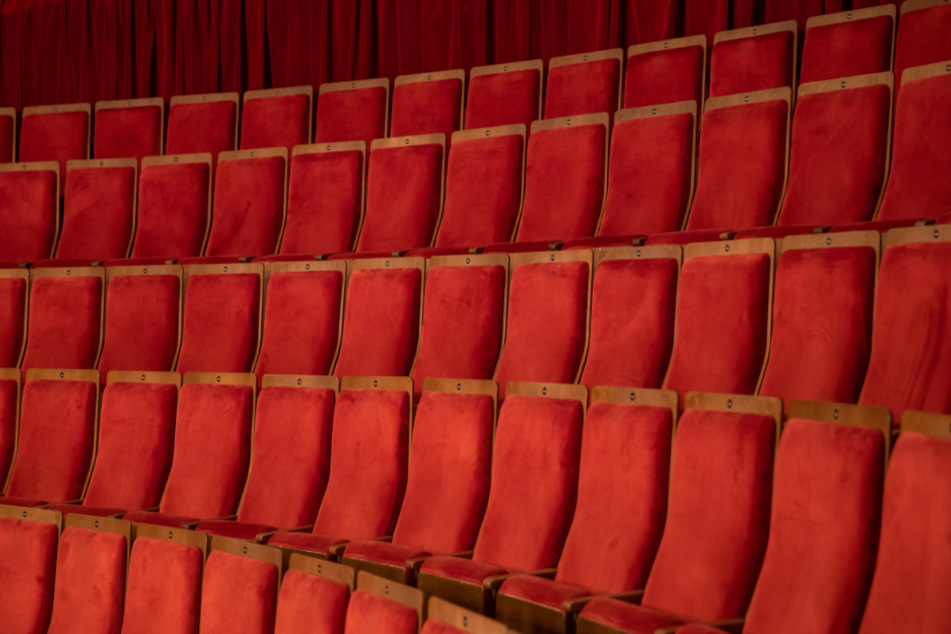 In Bayern müssen 75 Prozent der Sitze in Theater leer bleiben. (Symbolbild)