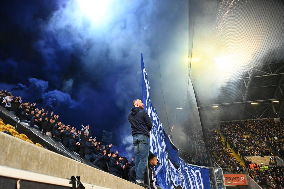 Die Fans der Hertha hatten zu Beginn des Spiels Feuerwerk und Pyro gezündet, Teile von ihnen standen später im Innenraum.