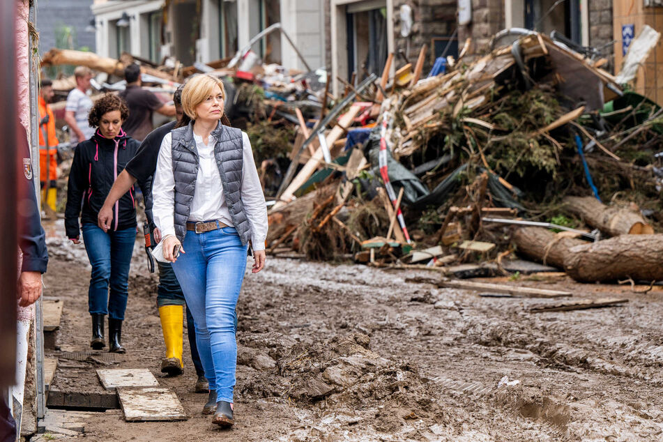 Bundeslandwirtschaftsministerin Julia Klöckner (48, CDU) besuchte am Samstag das Katastrophengebiet an der Ahr.
