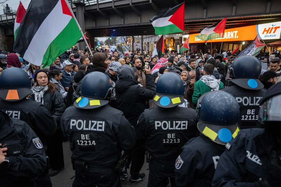 Der Demonstrationszug wurde von der Polizei vorübergehend gestoppt, konnte aber dann bis zum Ende weiterlaufen.