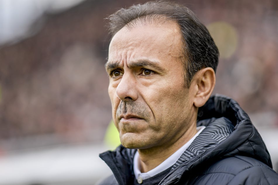 St. Paulis Trainer Jos Luhukay kann seinen Job aktuell kaum ausüben. 