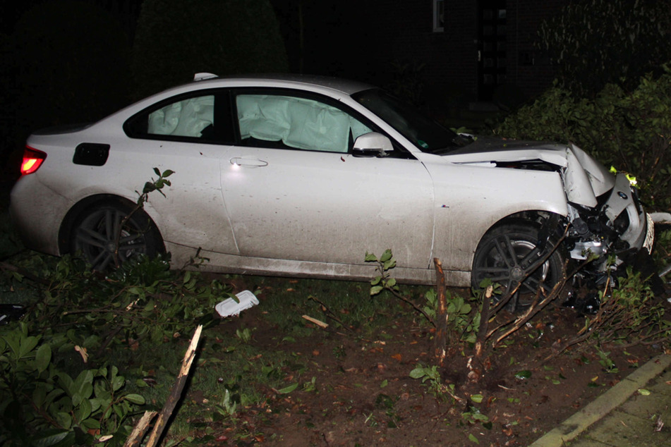 "Bild der Verwüstung": Betrunkener Fahranfänger donnert mit BMW in Vorgarten