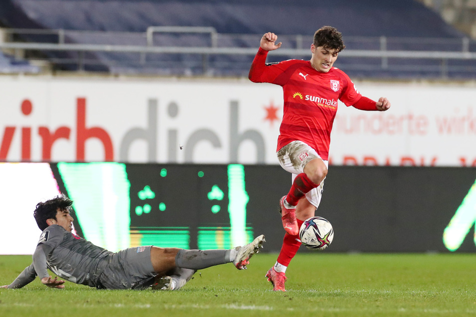 Der gebürtige Hallenser Joscha Wosz (21, r.) will sich in seinem zweiten Anlauf beim HFC endlich durchsetzen.