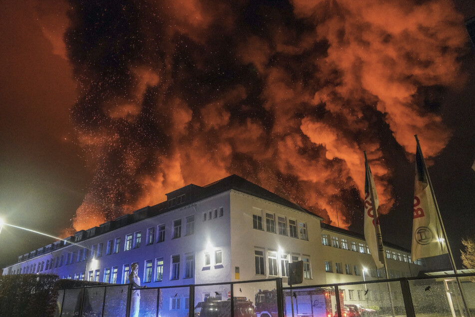 Gewaltige Qualmwolken stiegen am 17. März von der Bosch-Fertigungshalle in Wernau in den Nachthimmel.