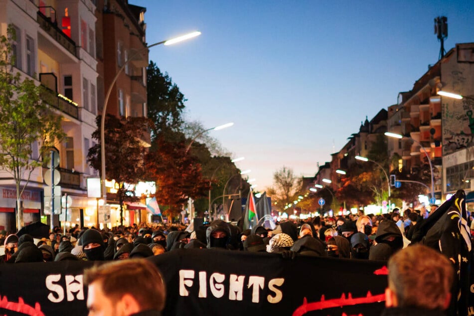 Der Demonstrationszug ist am Donnerstagabend durch Kreuzberg gezogen.