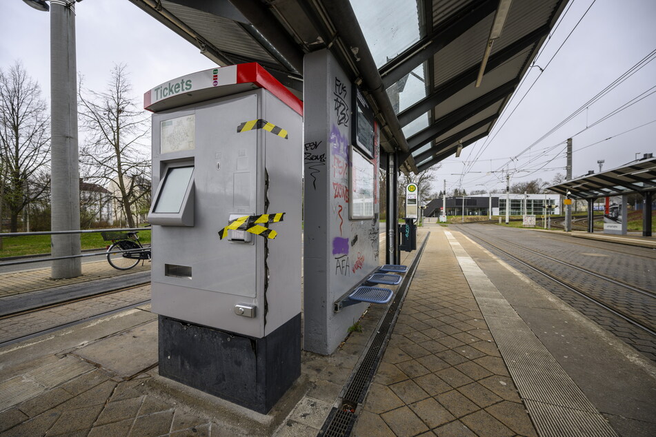 An der Haltestelle Stadthalle in Zwickau brachen Unbekannte den Ticketautomaten auf.