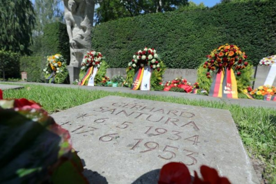 In unmittelbarer Nähe eines Grabsteins sind auf dem Friedhof an der Seestraße am Mahnmal Kränze zum Gedenken an den Volksaufstand vom 17. Juni 1953 in der DDR vor 67 Jahren niedergelegt worden.