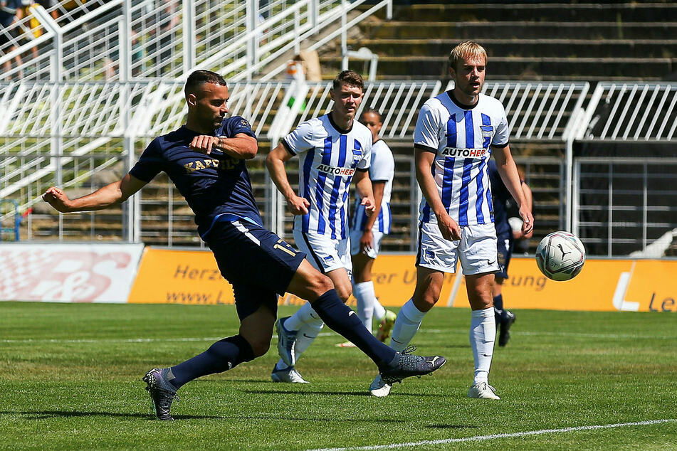 Djamal Ziane (l.) reagierte in der 16. Minute und erzielte das 1:0 für den 1. FC Lok Leipzig.