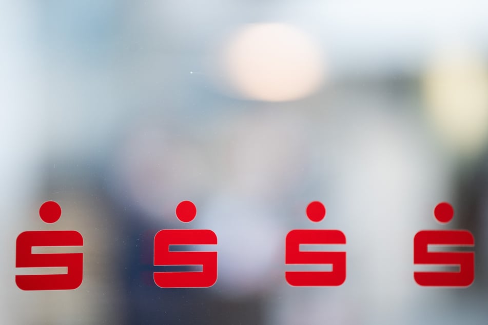 Das Logo der Kreissparkasse hängt an einer Glastüre.