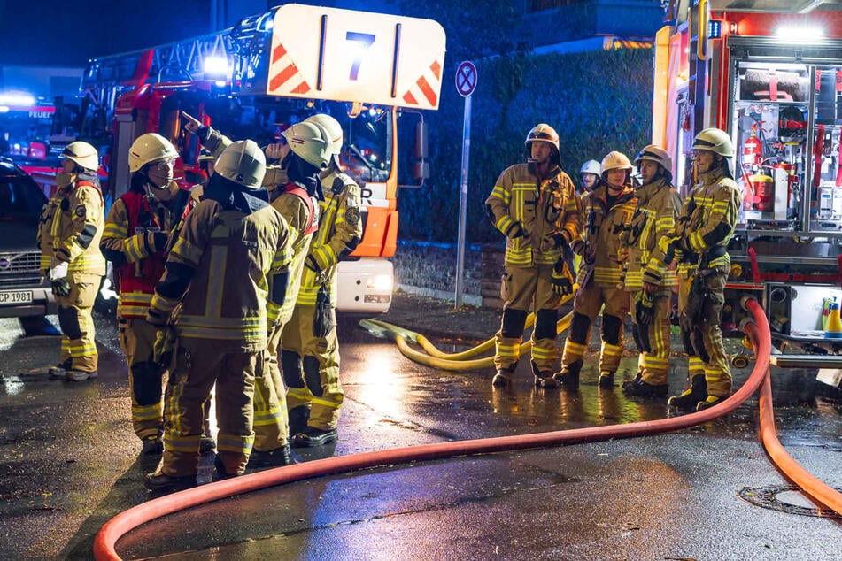 Die Kölner Feuerwehr war am Montagabend mit starken Kräften in Wahn im Einsatz.