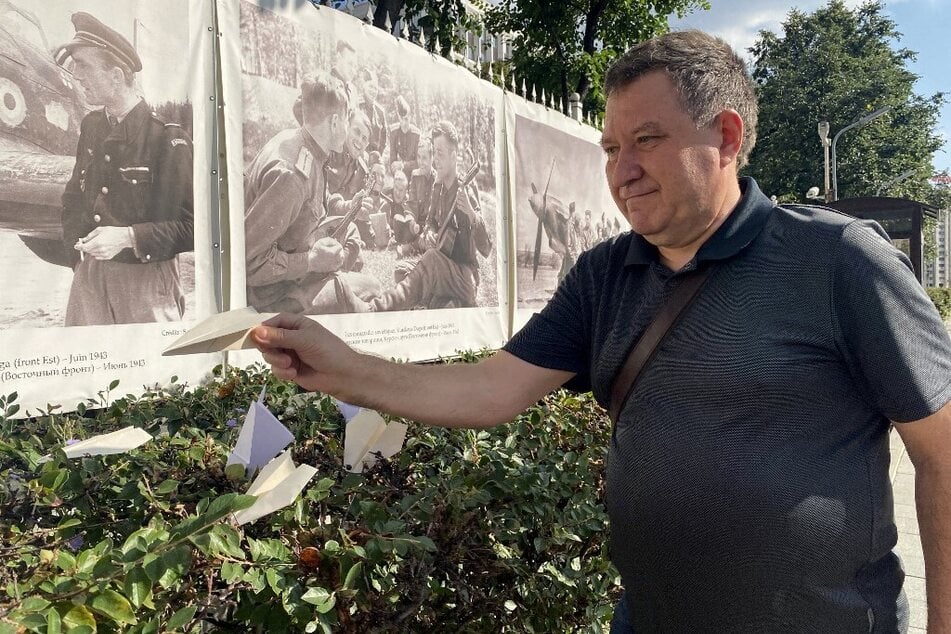 Unterstützer Durows legten am Sonntag Papierflugzeuge, die das Telegram-Logo imitieren, vor der französischen Botschaft im Zentrum Moskaus ab.