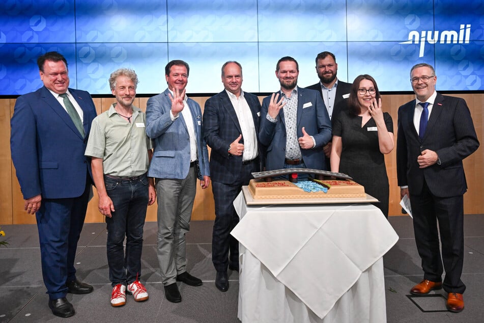 Kammer-Geschäftsführer Andreas Brzezinski (54, l.) und Kammer-Präsident Jörg Dittrich (55, r.) erlaubten sich einen Scherz und beehrten OB Hilbert (53, Mitte) und anwesende Stadträte mit einer speziellen Nascherei.
