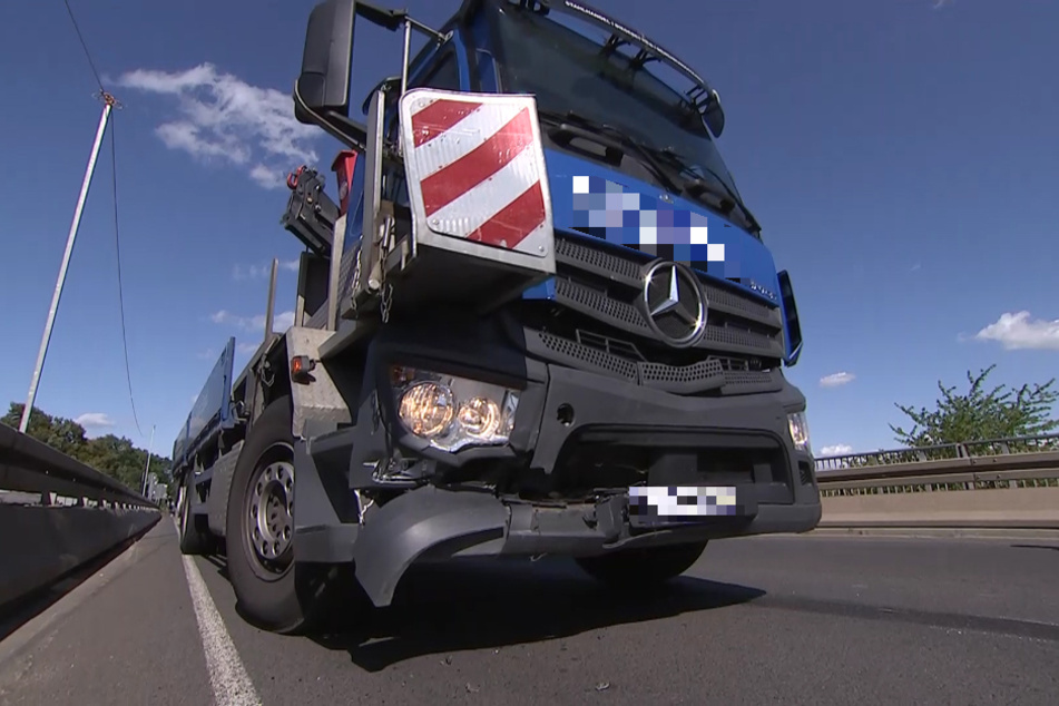 Der Lastwagen wurde ebenfalls beschädigt, soll aber nach der Unfallaufnahme weitergefahren sein.