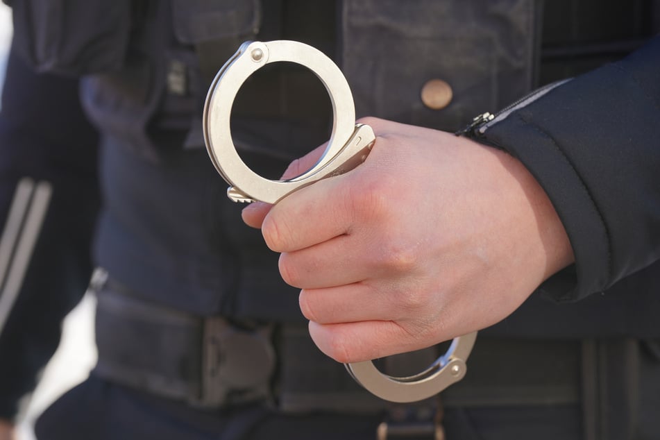 Not-OP! 27-Jähriger sticht auf Mann ein und flüchtet