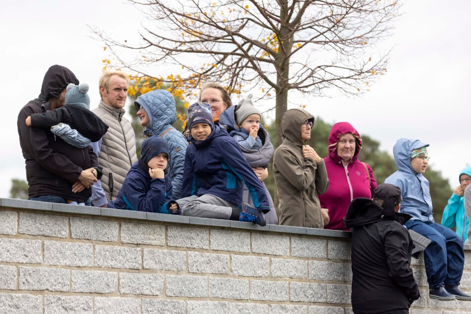 Zahlreiche Schaulustige verfolgten das Spektakel.