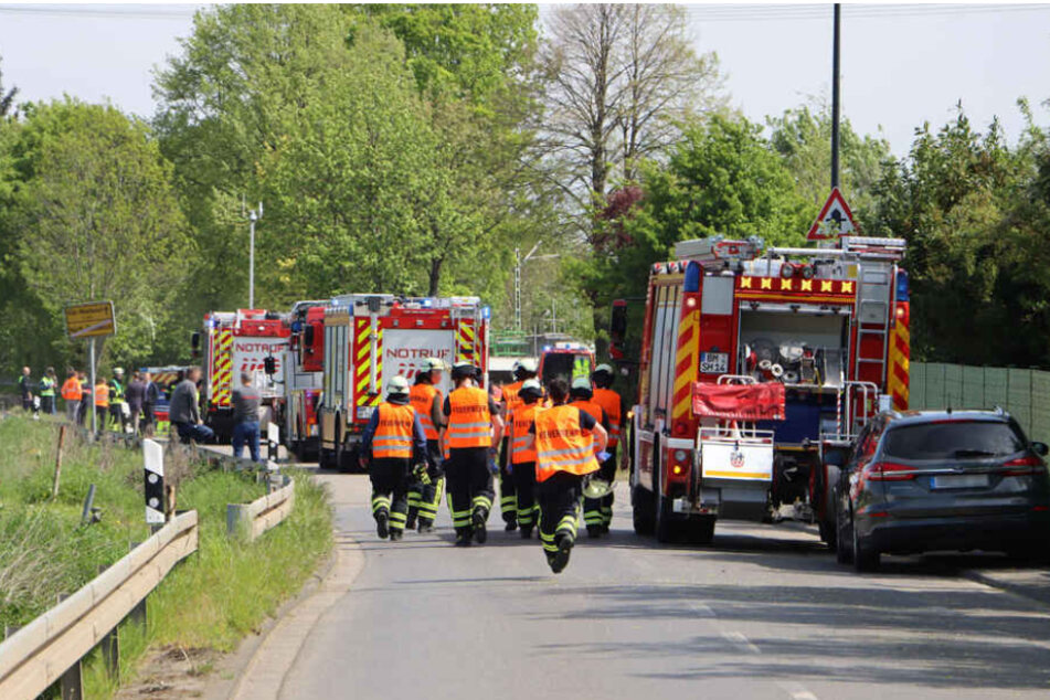 Zahlreiche Rettungskräfte der Feuerwehr waren nur wenige Augenblicke nach dem Unglück an der Unfallstelle.