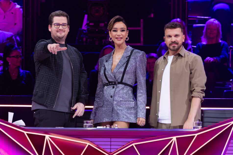 Am Samstag ist Verona Pooth (57) erstmals mit Chris Tall (34, l.) und Edin Hasanovic (33) bei "The Masked Singer" auf Sendung gegangen.