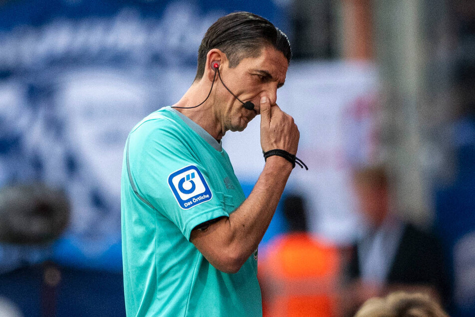 Schiedsrichter Deniz Aytekin (44) hat den Bochumer Verteidiger Ivan Ordets trotz eines brutalen Fouls nicht vom Platz gestellt.