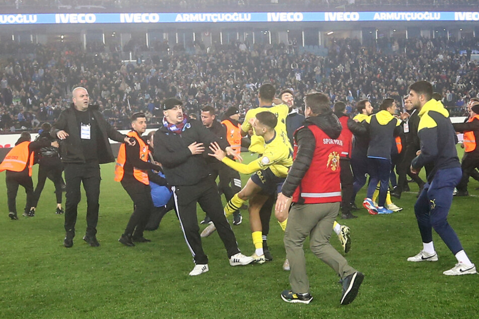 Beim Spiel gegen Trabzonspor Mitte März kam es auf dem Platz zu Prügeleien zwischen Fenerbahce-Spielern und Fans.