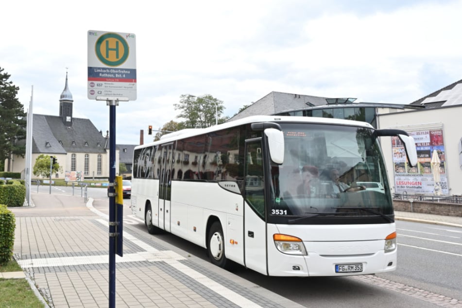 Die Bushaltestelle am Rathaus in Limbach-Oberfrohna.