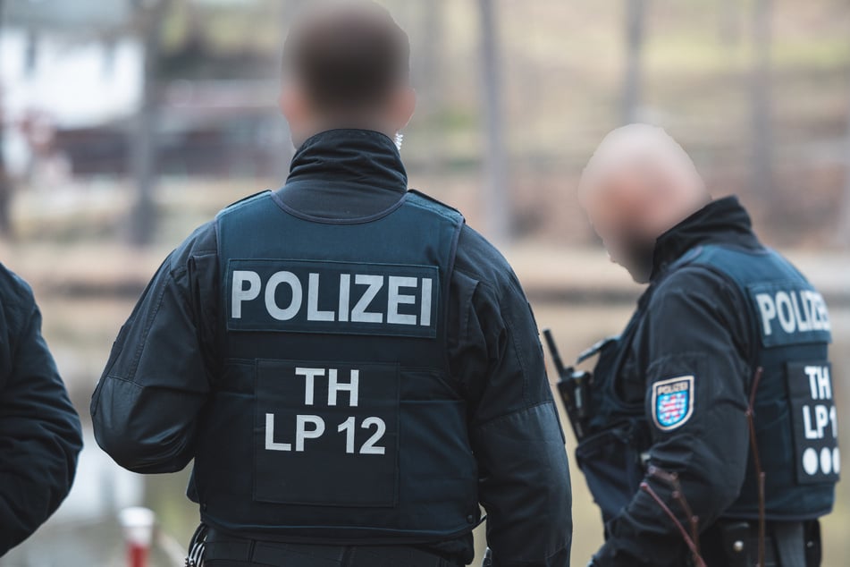 Laut Polizei wurde die Frau tot in einem Waldstück nahe der Ortslage Langenwetzendorf gefunden.