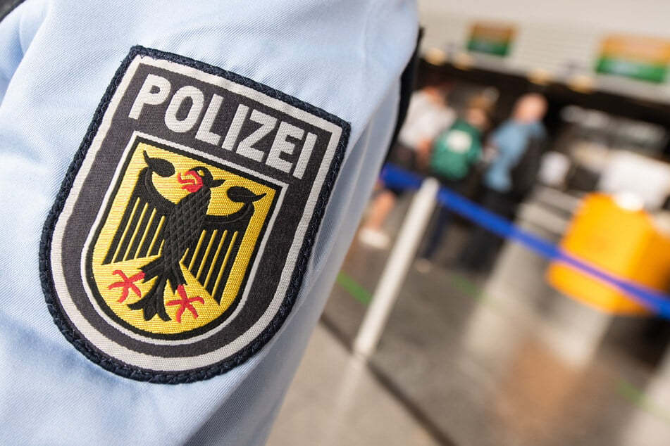 Die Polizei geleitete den meckernden Passagier in den öffentlichen Bereich des Flughafens. Für ihn ging es an diesem Tag nicht in Richtung Äthiopien. (Symbolfoto)