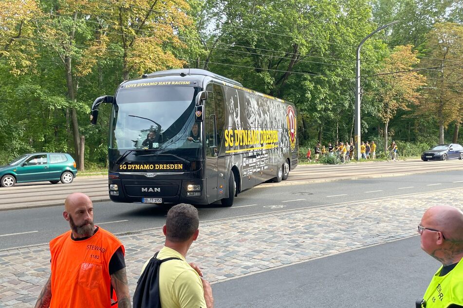 Der Mannschaftsbus der SGD bei der Einfahrt ins Rudolf-Harbig-Stadion.