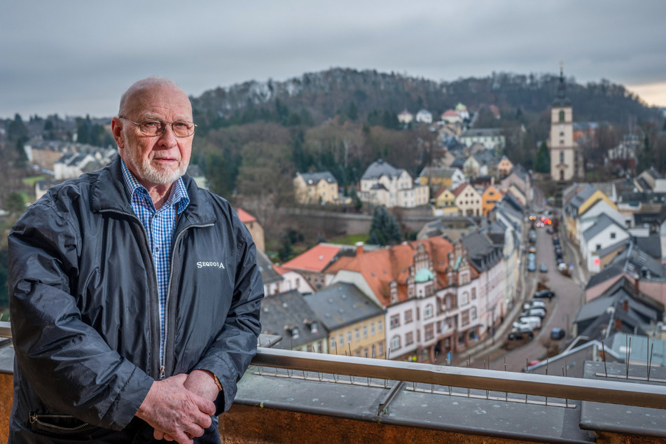 Albrecht Bergmann (82) blickt vom Turm des Waldheimer Rathauses besorgt auf seine Stadt. Der baldige Wegzug von Florena schmerzt den Ururenkel des Fabrikgründers.