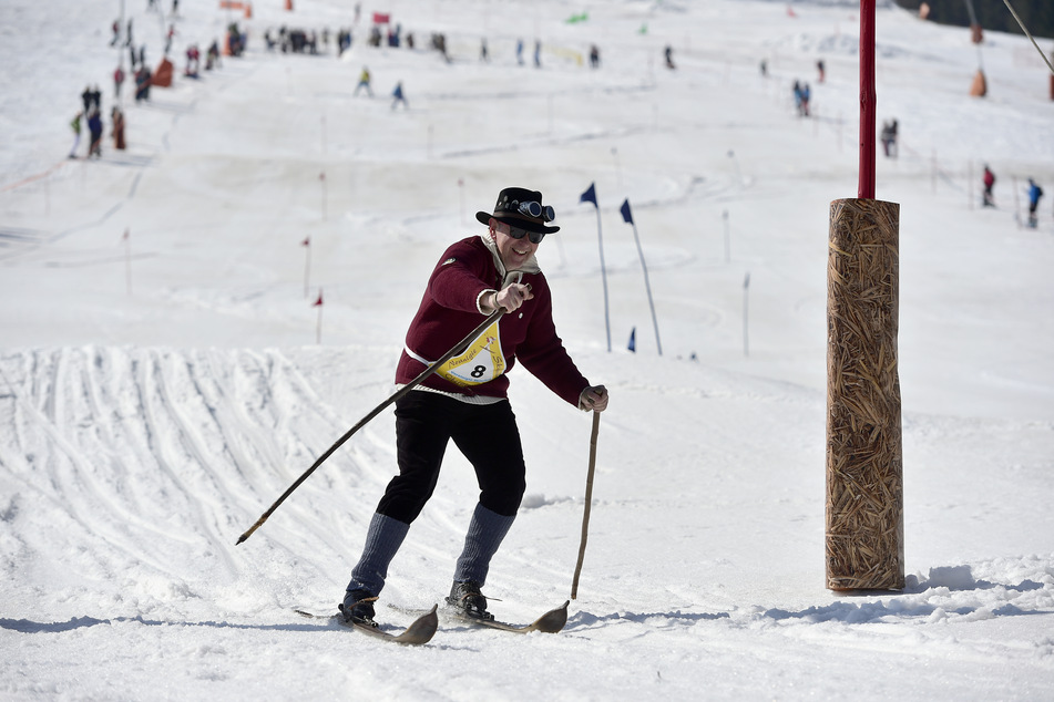 Beim sechsten "Oberwiesenthaler Nostalgie-Skirennen" am Fichtelberg ging es im Retro-Look den Abhang hinab.