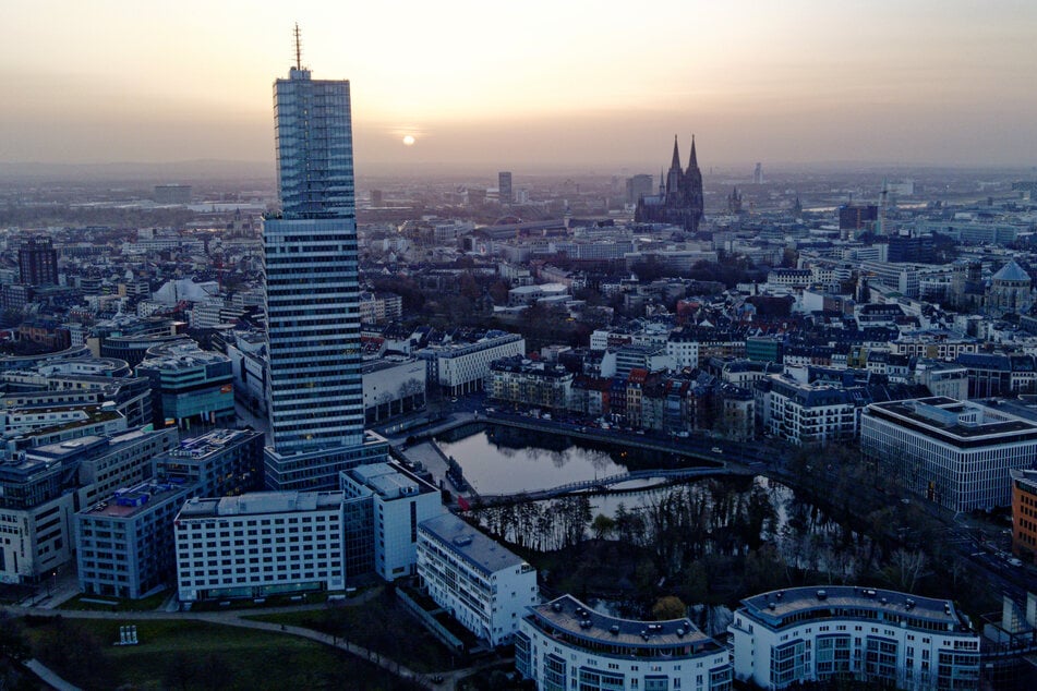 Köln: Spektakuläre Verfolgungsjagd in Köln: Jugendlicher Rollerdieb flüchtet über Hausdächer