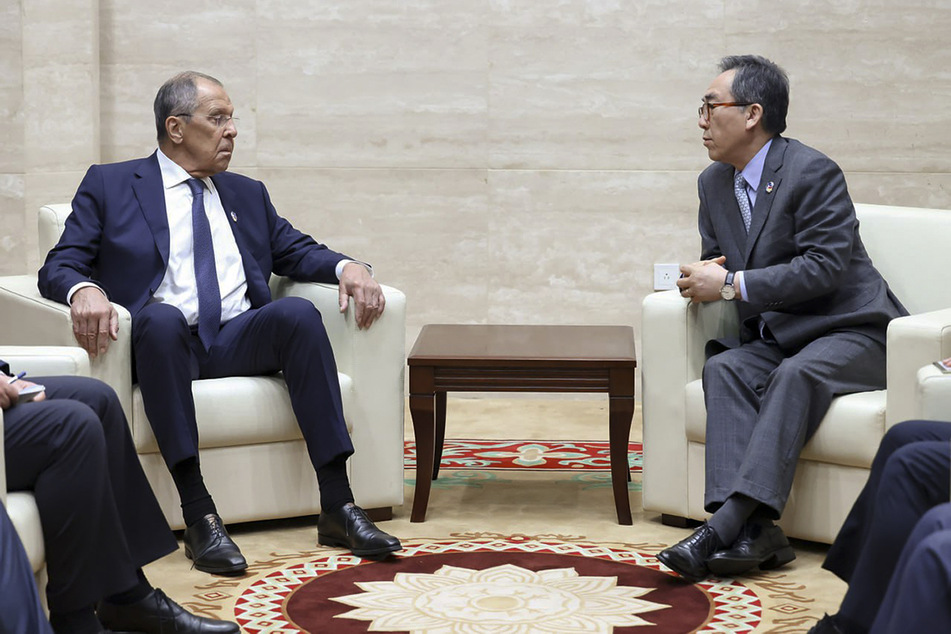 Treffen in Laos: Das Foto zeigt den russischen Außenminister Sergej Lawrow (74, l.) und den südkoreanischen Außenminister Cho Tae-yul (68).