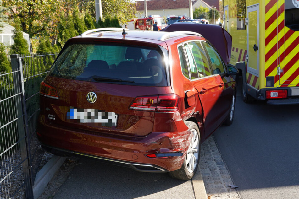 Der VW Golf wurde bei der Kollision beschädigt, zwei Insassen zogen sich Verletzungen zu.