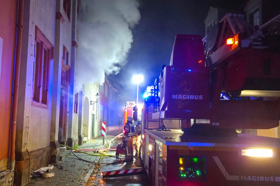 Dichter Rauch drang aus den Fenstern des Mehrfamilienhauses.