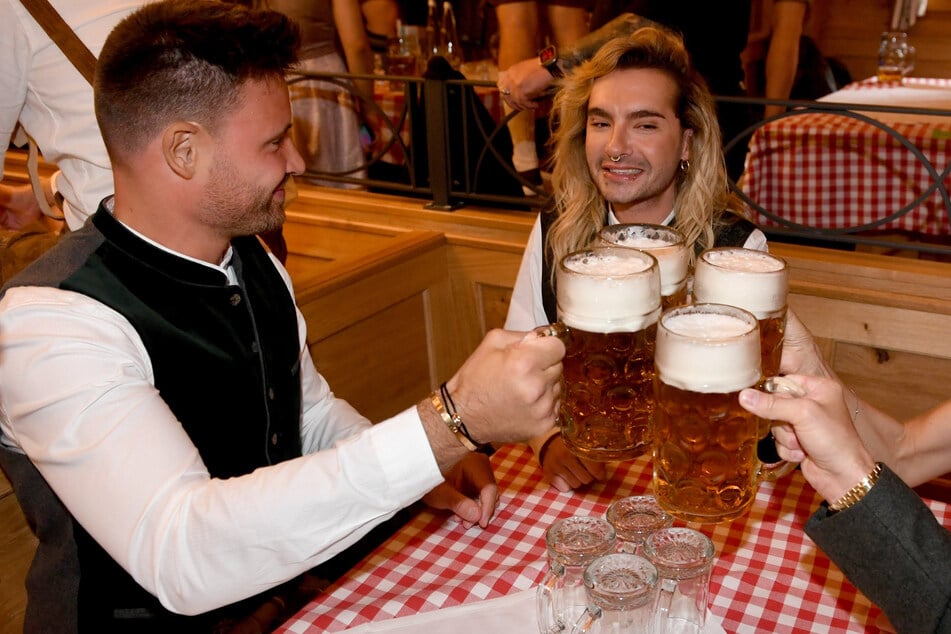 Auf dem Münchner Oktoberfest 2024 haben Eggers und Tokio-Hotel-Sänger Bill Kaulitz (35, r.) noch gemeinsam gefeiert.