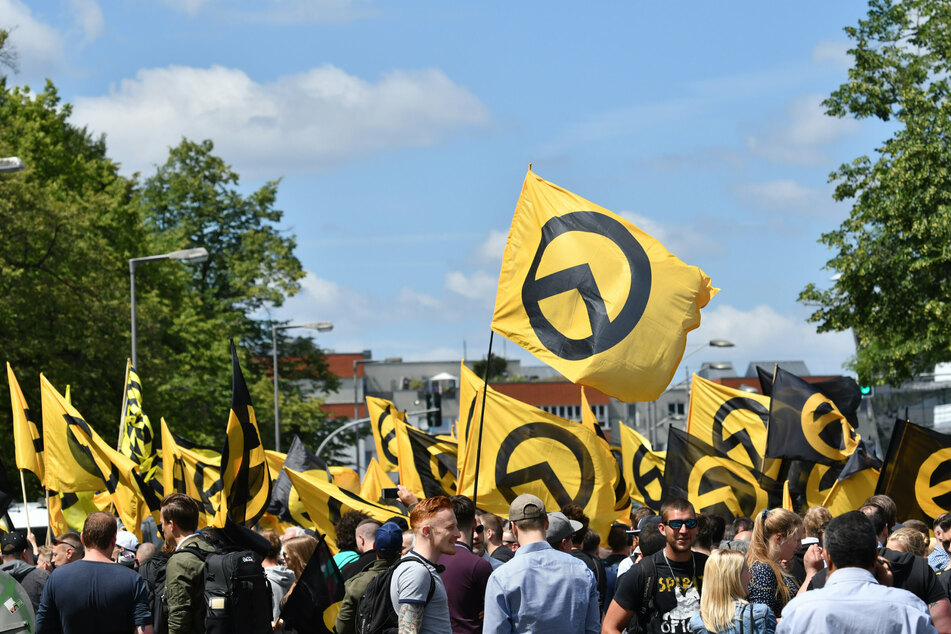 Das Bundesinnenministerium hat die "Identitäre Bewegung" in den Jahren 2016 bis 2018 als Verdachtsfall und im Verfassungsschutzbericht 2019 als "gesichert rechtsextremistische Bestrebung" eingeordnet.