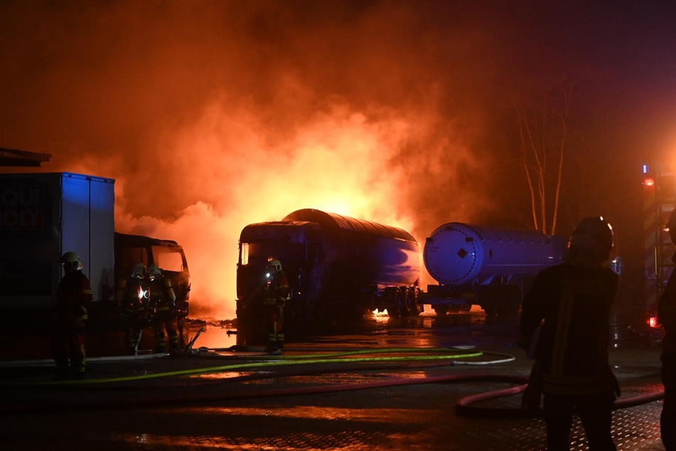 Mehrere Lkw mit Gefahrstoffen stehen in Flammen.
