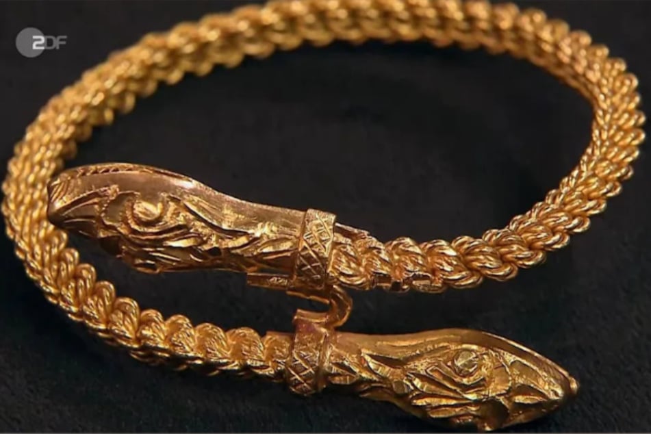 Der Legierung des Armreifs mit den beiden Schlangenköpfen besteht aus 875er-Gold.