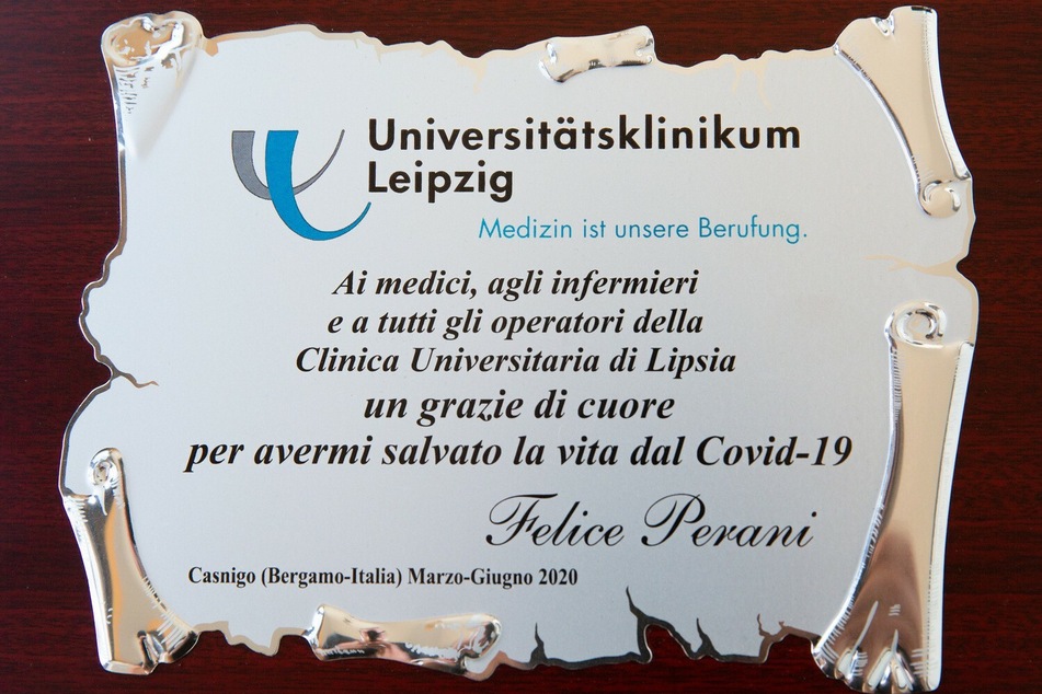 Plakette mit Worten des Dankes von Felice Perani.