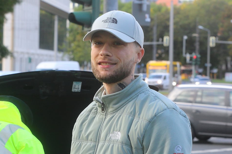 Christoph Neuber (29) blieb völlig entspannt, konnte für seinen getunten Polo alle nötigen Papiere vorzeigen.