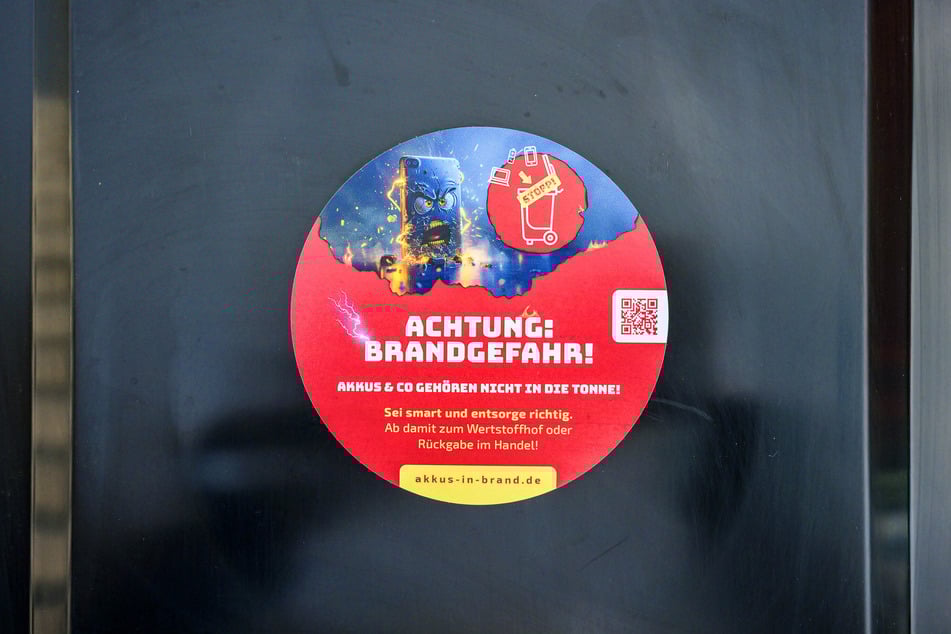 Solche Aufkleber sind bald auf Restabfallbehältern angebracht.