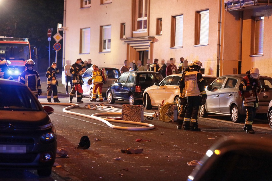 Die Bewohner mussten das Gebäude nach der Explosion verlassen. Außer einem 34-jährigen Mann wurde niemand verletzt.
