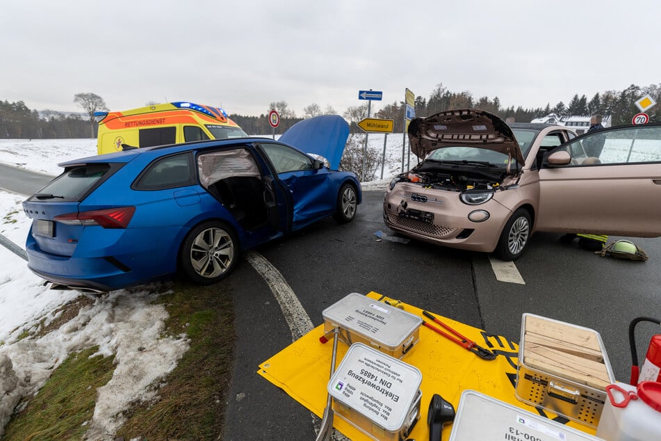 Landstraßen-Crash: E-Auto kracht mit Skoda zusammen