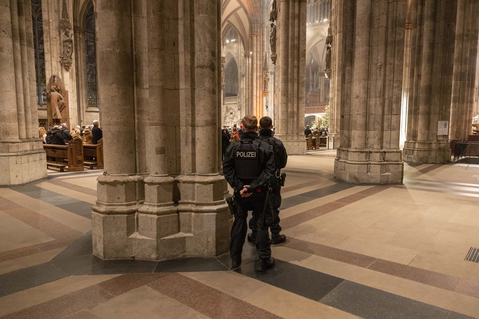 Zahlreiche Polizisten waren im und am Kölner Dom vor Ort.